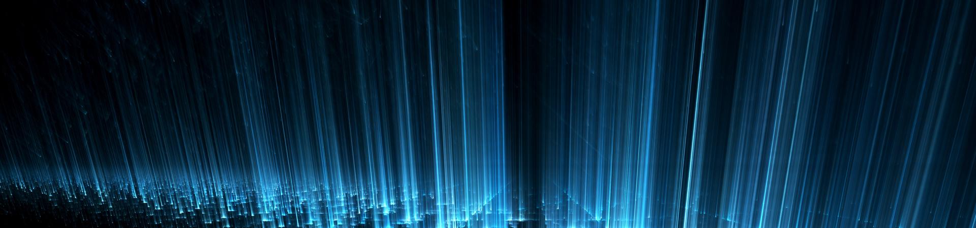 Schnelle Datenübertragung in der Stadt bei Nacht, visualisiert durch Lichtspuren entlang einer Straße zwischen Hochhäusern