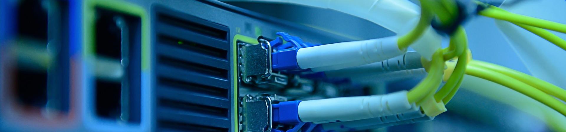 Detailaufnahme eines Internetrouters inklusive Verkabelung