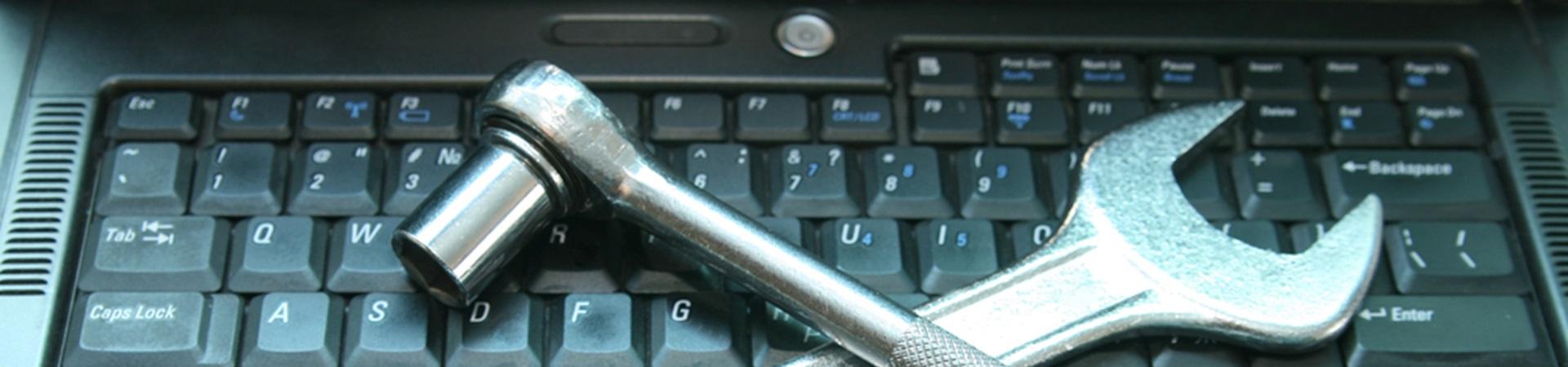 Symbolbild für WLAN-Abbruch: Werkzeug liegt auf einer Tastatur