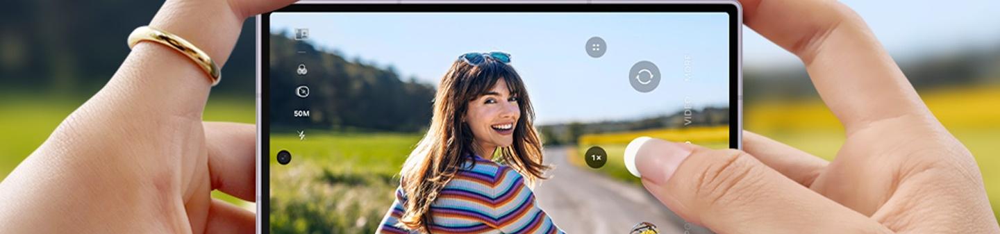 Samsung Galaxy Z Fold8 im Querformat, mit dem eine Person im Freien fotografiert wird