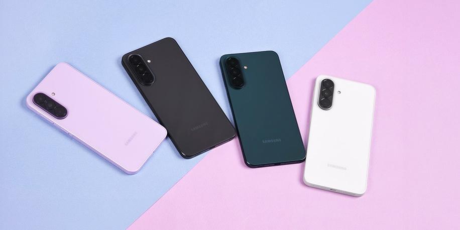 Vier Samsung Galaxy-Smartphones in Rosa, Schwarz, Grün und Weiß liegen nebeneinander