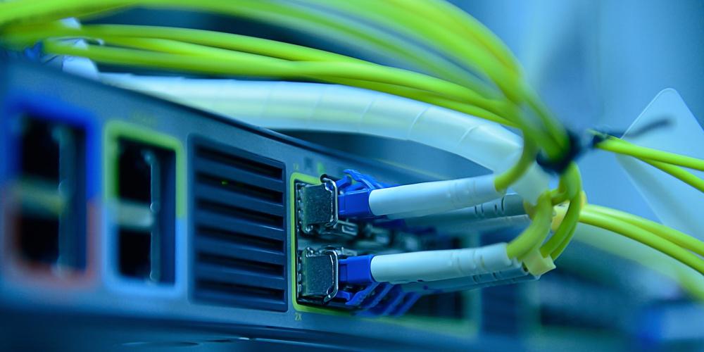 Detailaufnahme eines Internetrouters inklusive Verkabelung