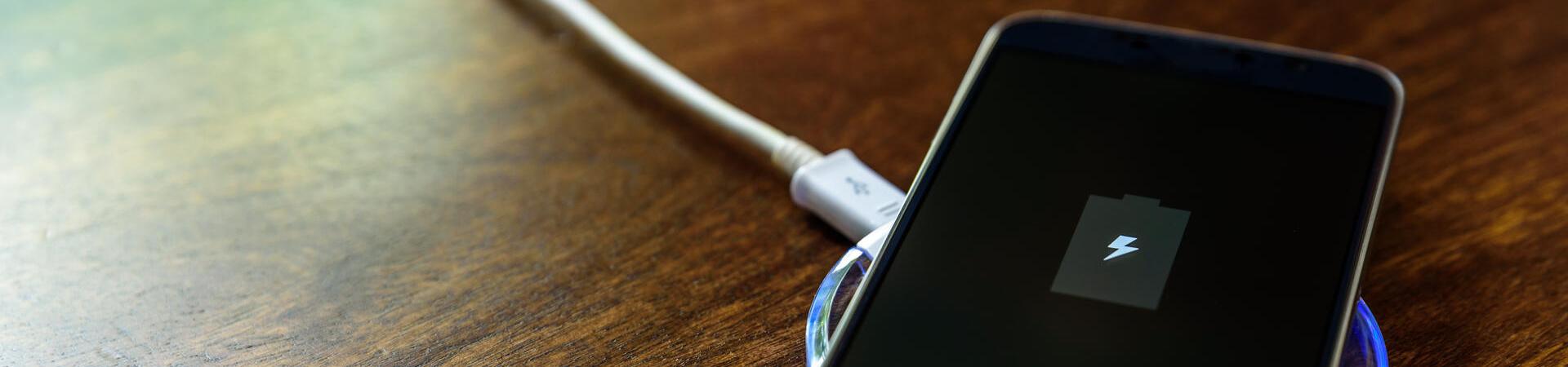 Smartphone lädt kabellos auf einer Ladestation