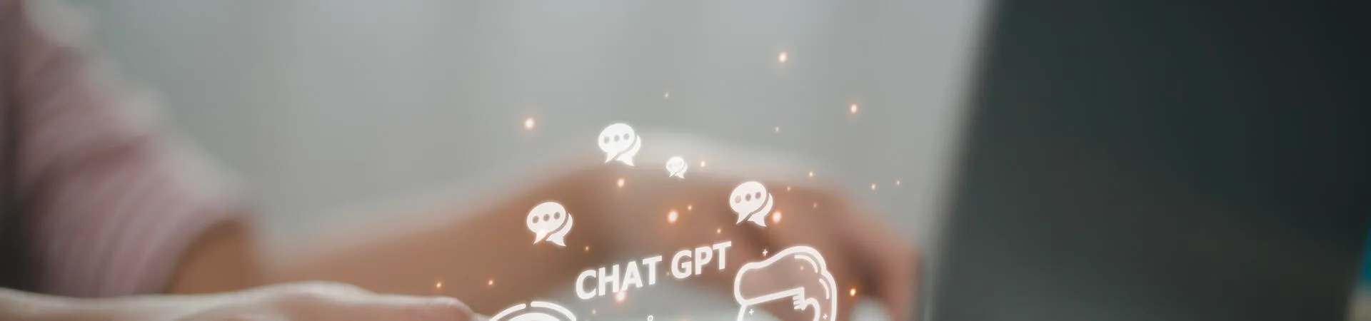 Hände tippen auf einem Laptop mit eingeblendeter KI- und ChatGPT-Grafik