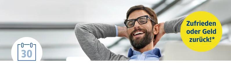 gluecklicher mann lehnt sich zurueck