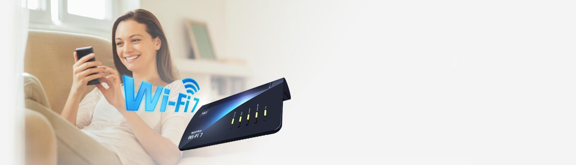 frau auf der couch mit handy und wifi7 router im vordergrund | 1&1 frau auf der couch mit handy und wifi7 router im vordergrund