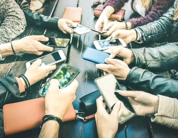 viele arme haende smartphones