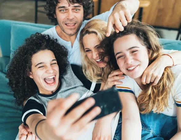 gruppe menschen frauen maenner freude
