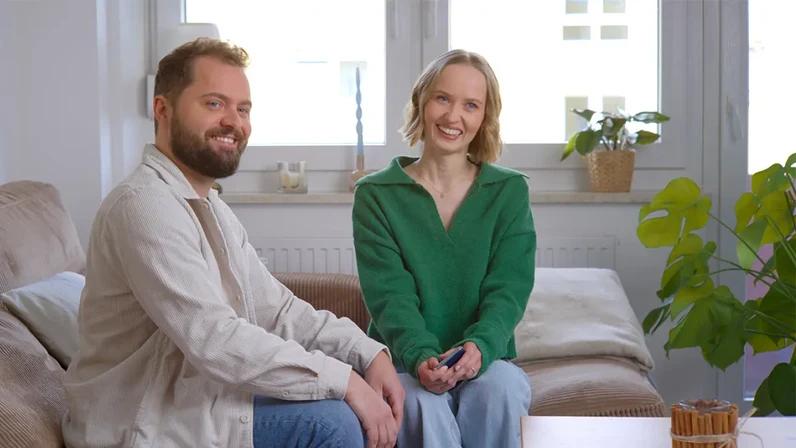 paerchen sitzt auf couch