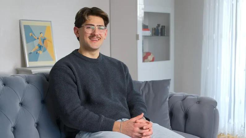 junger mann auf couch