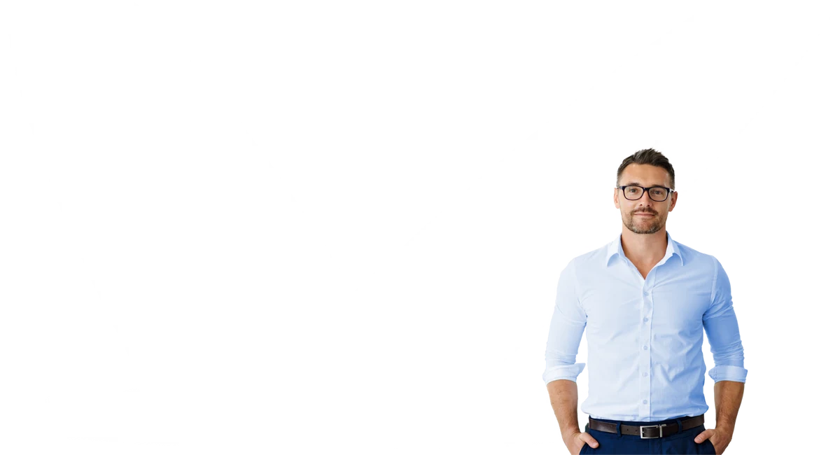 mann steht neben drei testsieger siegel